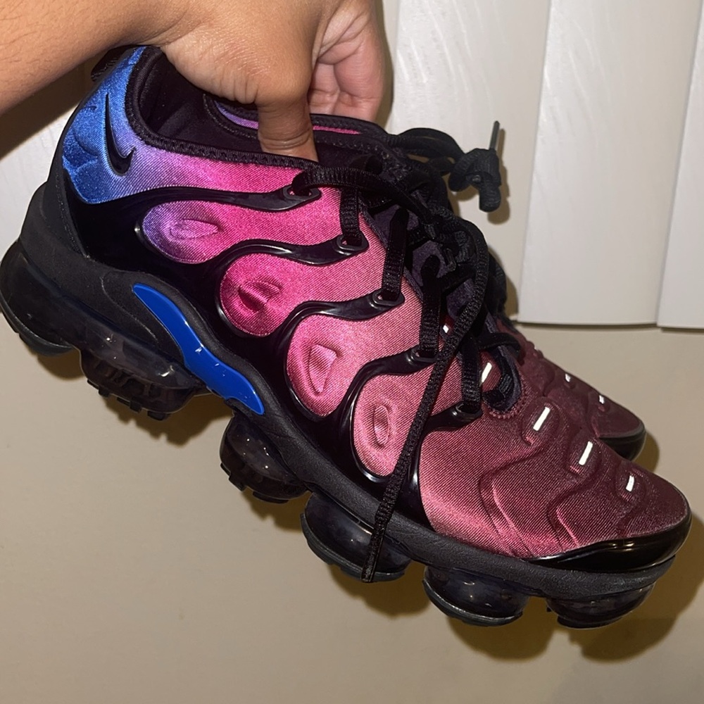 Nike Women’s Air Vapormax Plus Hyper Violet AO4550-001 size 9